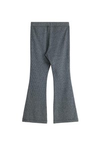 Grå flagrende bukser lavet af tekstureret stof, der har en tætsiddende talje og brede benåbninger. Teksturen har et subtilt mønster.