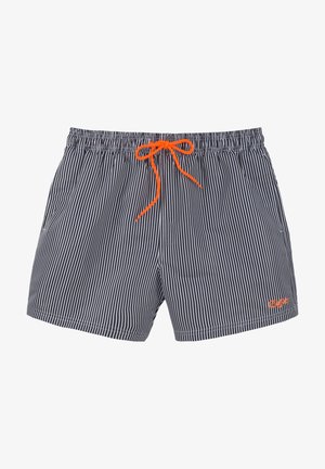 Dryžuoti maudymosi šortai, turintys tamsiai mėlyną ir baltą vertikalią raštą, elastingą juosmenį su oranžine raišteliu ir šoninėmis kišenėmis.