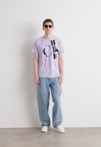 Calvin Klein Jeans REGULAR FIT SCATTERED LOGO - Apdrukāts T-krekls - pastel lilac