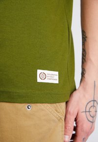 The North Face BERKELEY CALIFORNIA POCKET TEE - Marškinėliai su spaudiniu - forest olive