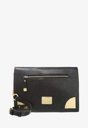 Sac bandoulière en cuir noir avec fermeture éclair dorée, pièces d'angle en métal et plaque logo dorée à l'avant, doté d'une sangle réglable.