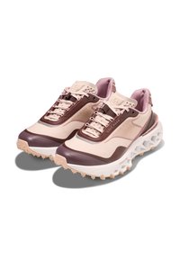 Světle růžové a hnědé sportovní boty s prodyšnými a syntetickými materiály, vybavené texturovaným designem, systémem šněrování a hrotovou podrážkou.