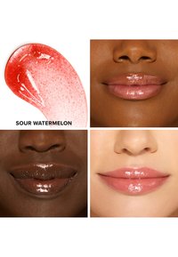 Glanzende lipproduct in rode en roze tinten weergegeven naast vier lippen: donkergroen, mediumbruin en lichtroze tonen, met een gematteerde glansafwerking.