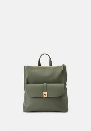 Olivgrüner Leder-Rucksack mit einem oberen Reißverschluss, einer Vorderklappen-Tasche mit einem Verschluss aus goldfarbenem Metall und einem oberen Trageriemen.