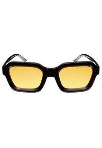 Černé obdélníkové sluneční brýle s výraznými, silnými rámy a žlutými skly. Mají hladký povrch a výrazný ostrý design.