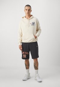 New Era MLB NEW YORK YANKEES FOOD GRAPHIC OVERSIZE HOODIE - Squadra - beige/navy