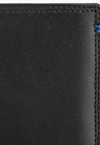 Portafoglio in pelle nera con superficie texturizzata, con cuciture blu lungo il bord. Design elegante senza motivi o hardware visibili.