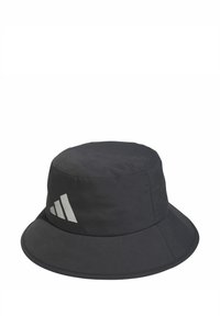Sort bøttehat lavet af letvægtsstof med en glat tekstur. Har en bred skygge og et reflekterende tre-stribe logo på den ene side.