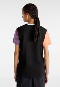 Camiseta de manga corta en mezcla de algodón, con un cuerpo negro y mangas de color púrpura y melocotón, escote redondo y tejido texturizado.