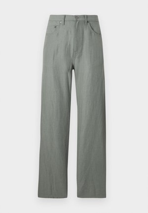 Gai zaļi, platā kājā izgatavoti bikses no mīksta, teksturēta auduma. Iezīmes ietver priekšējo pogu aizdari un piecas kabatas.