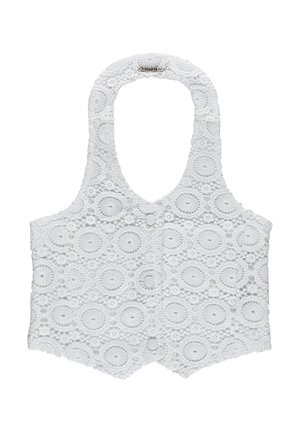 Gilet bianco senza maniche in pizzo con motivi floreali circolari e chiusura frontale con bottoni su sfondo semplice.