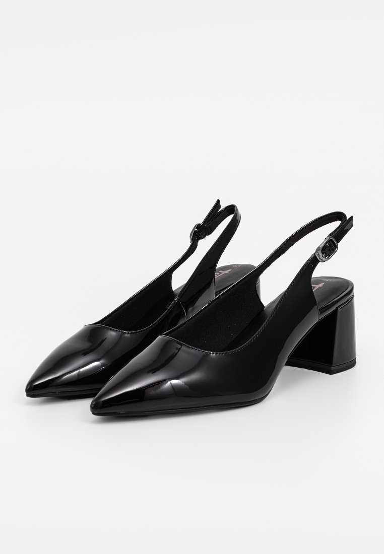 Schwarze Lackleder Slingback-Pumps mit spitzer Zehenpartie und Blockabsatz. Glatte Textur; verstellbarer Riemen mit einer Schnallenapplikation.