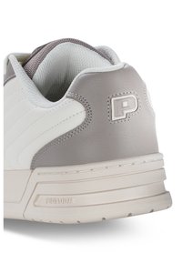 Sneaker grigio e bianco con tomaia in pelle testurizzata e dettagli cuciti, collo imbottito e suola bianca spessa con branding sul retro.