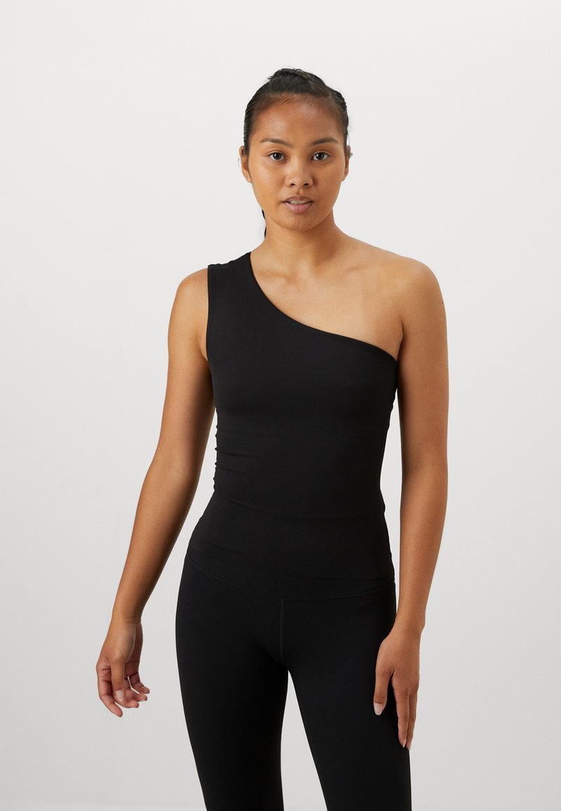 Schwarzes Top mit einem Schulterträger, figurbetontes Design, nahtstoff, weiche Textur, kombiniert mit passenden schwarzen Leggings. Minimalistischer Stil, keine Muster.