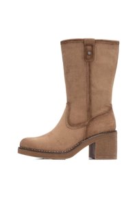 Botines de ante marrón hasta el tobillo con punta redonda y tacón cuadrado. Cuentan con costuras laterales y un botón decorativo cerca de la parte superior.