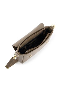 Taupe skórzana torba na ramię z ozdobami w kolorze złotym, z otwartą klapą, ukazującą czarne wnętrze z zamkiem błyskawicznym i przegrodami.