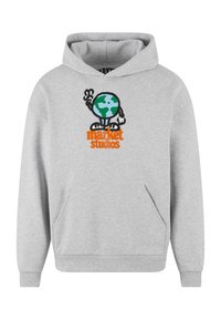 Grå hettegenser med lomme foran, har et tegneseriejordklodegrafikk som holder en blomst og "market studios" i oransje tekst. Laget av bomullsmiks.