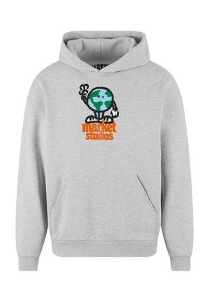 Grau Hoodie mit einer Fronttasche, ausgestattet mit einem Cartoon-Erde-Grafik, die eine Blume hält und "market studios" in orangefarbener Schrift. Material aus Baumwollmischung.