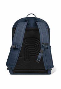 Zaino navy con schienale imbottito in rete. Presenta spallacci regolabili e dettagli con logo in rilievo. Chiusura a cerniera e ulteriori accenti in metallo.