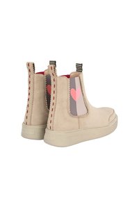Beżowe zamszowe botki za kostkę z elastycznymi bocznymi panelami, z różową grafiką serca i kontrastującymi szarymi paskami. Wykończenie szwem na pięcie.