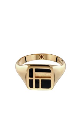 Guld signetring med sorte geometriske emaljeformer på den firkantede overflade og et indgraveret symbol inde i båndet.