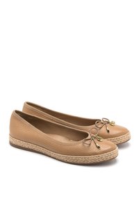 Scarpe piatte in pelle color tan con punta arrotondata, suola in espadrilles intrecciata, dettaglio con fiocco annodato e accenti dorati sul fiocco.