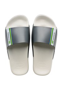 Infradito grigie con una fascia ampia caratterizzata da strisce multicolori. Suola bianca testurizzata con dettagli del logo, progettate per comfort e uso casual.