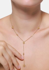 Złoty naszyjnik z akcentami w kształcie kropli i okrągłych zawieszek, z delikatnym wzorem łańcuszka i warstwowym kształtem w stylu lariat.