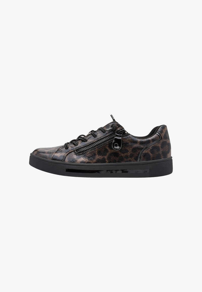 Χαμηλό sneaker με καφέ και μαύρο λεοπάρ μοτίβο, μαύρη καουτσούκ σόλα, κορδόνια, πλαϊνό φερμουάρ και μικρή μαύρη λεπτομέρεια με αγκράφα σε λευκό φόντο.
