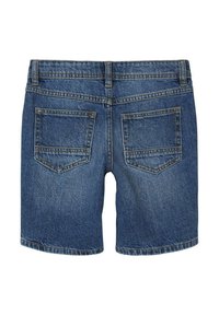 Shorts en denim bleu avec un délavage moyen, dotés d'une taille, de passants de ceinture, de deux poches arrière et d'une coupe droite.