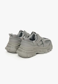 Szare sneakersy z grubą podeszwą, górą z siateczki i materiałów syntetycznych, wyściełanym kołnierzem, regulowanymi paskami i strukturalnymi akcentami.