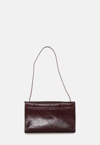 Borsa a tracolla in pelle marrone con una lunga tracolla, forma rettangolare, finitura testurizzata e chiusura superiore a ribalta. Interno liscio visibile.