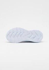 Vit sneakersula med texturerad gummi för grepp, med ett vågmönster och präglad logotyp, utformad för grepp och stöd.