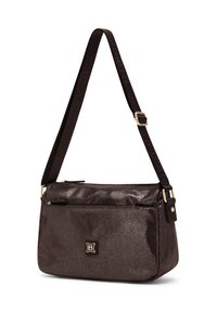 Borsa a mano marrone con texture e finitura lucida, tracolla regolabile con dettagli del logo, tasca frontale e elementi decorativi in metallo color oro.