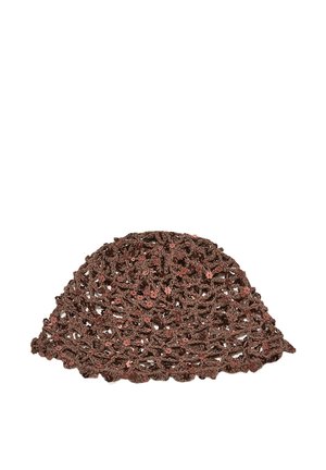 Hnedá háčkovaná čiapka s otvoreným vzorom tkania zdobená malými flitrami v tvare kvetov.