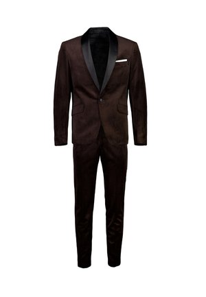 Dunkelbrauner Samt-Smoking mit schwarzem Satin-Schalkragen, Ein-Knopf-Sakko, seitlichen Klapptaschen, weißem Einstecktuch und passenden Hosen.