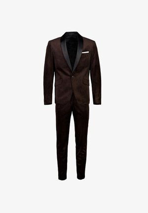 Dunkelbrauner Samt-Smoking mit schwarzem Satin-Schalkragen, Ein-Knopf-Sakko, seitlichen Klapptaschen, weißem Einstecktuch und passenden Hosen.