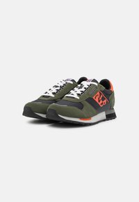 Zapatillas verdes y negras con una combinación de materiales de ante y malla. Presentan cordones blancos, detalles en naranja y una suela de goma negra.