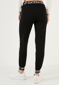 LELA SLIM FIT - Donji dijelovi trenirke - black
