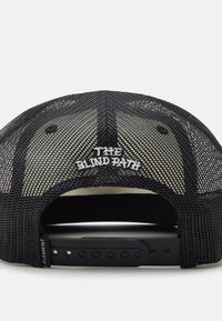 Gorra de malla negra con visera curvada, que presenta el texto bordado "EL CAMINO CIEGO" en la parte posterior y una correa de plástico ajustable para el ajuste del tamaño.