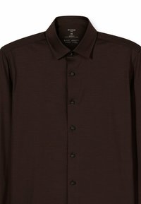 Donkerbruin overhemd met lange mouwen en een klassieke kraag, uitgevoerd met een knoopsluiting aan de voorkant en zwarte knopen. Gemaakt van glad, lichtgewicht stof.
