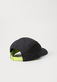 Svart caps laget av stoff med nettingpaneler, med en buet brem og en fluorescerende grønn justerbar stropp bak.