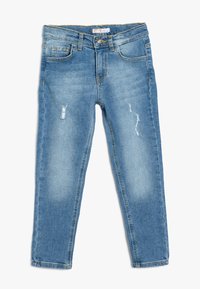Jeans de denim ajustados de color azul claro con un acabado desgastado, que cuentan con dos bolsillos frontales, un bolsillo trasero y detalles desgastados en las piernas.