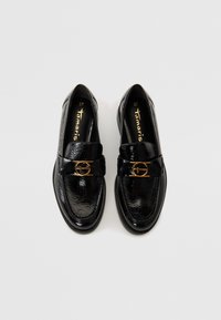 Schwarze Lacklederschuhe mit glänzender Oberfläche, ausgestattet mit einem goldfarbenen runden Akzent und gepolsterten Innensohlen. Größe 37.