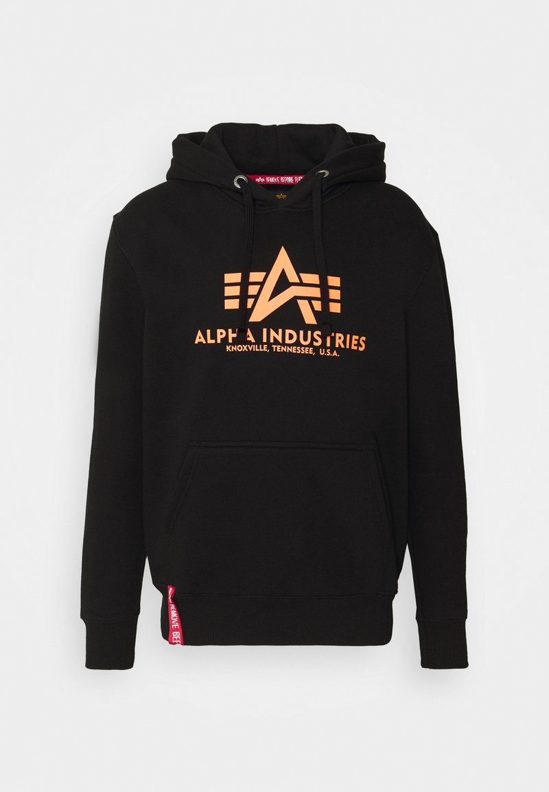 Schwarzer Hoodie aus Baumwollmischung, mit orangefarbenem Logo und Text auf der Vorderseite, Kordeln an der Kapuze und einer Kängurutasche.
