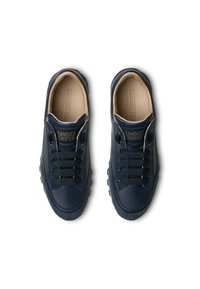 Scarpe in pelle blu con dettagli beige. Presentano un design con lacci, punta rotonda, suola strutturata e logo sulla linguetta.