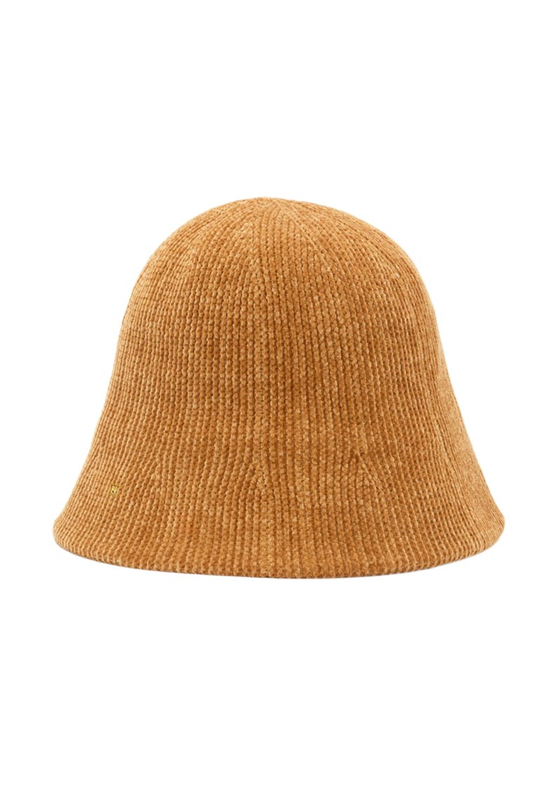 Brązowy dzianinowy kapelusz typu bucket o teksturowanym wykończeniu, z okrągłą koroną i lekko rozszerzającym się rondem. Podkreślony subtelnymi detalami szwów.