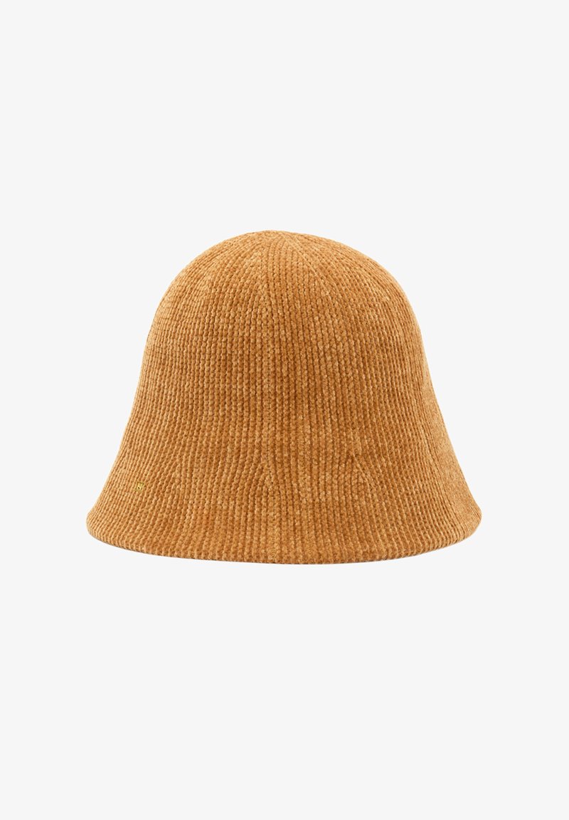 Brązowy dzianinowy kapelusz typu bucket o teksturowanym wykończeniu, z okrągłą koroną i lekko rozszerzającym się rondem. Podkreślony subtelnymi detalami szwów.