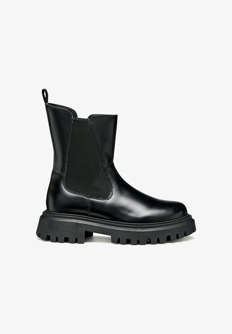 Botín de cuero negro hasta el tobillo con paneles elásticos laterales, suela de goma negra gruesa y tira en el talón para facilitar el calzado.