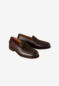 Braune Lederloafers mit gewebten Stoffpaneelen, runder Zehenform und erhöhten Nahtakzenten. Enthält eine flache Gummisohle für besseren Halt.